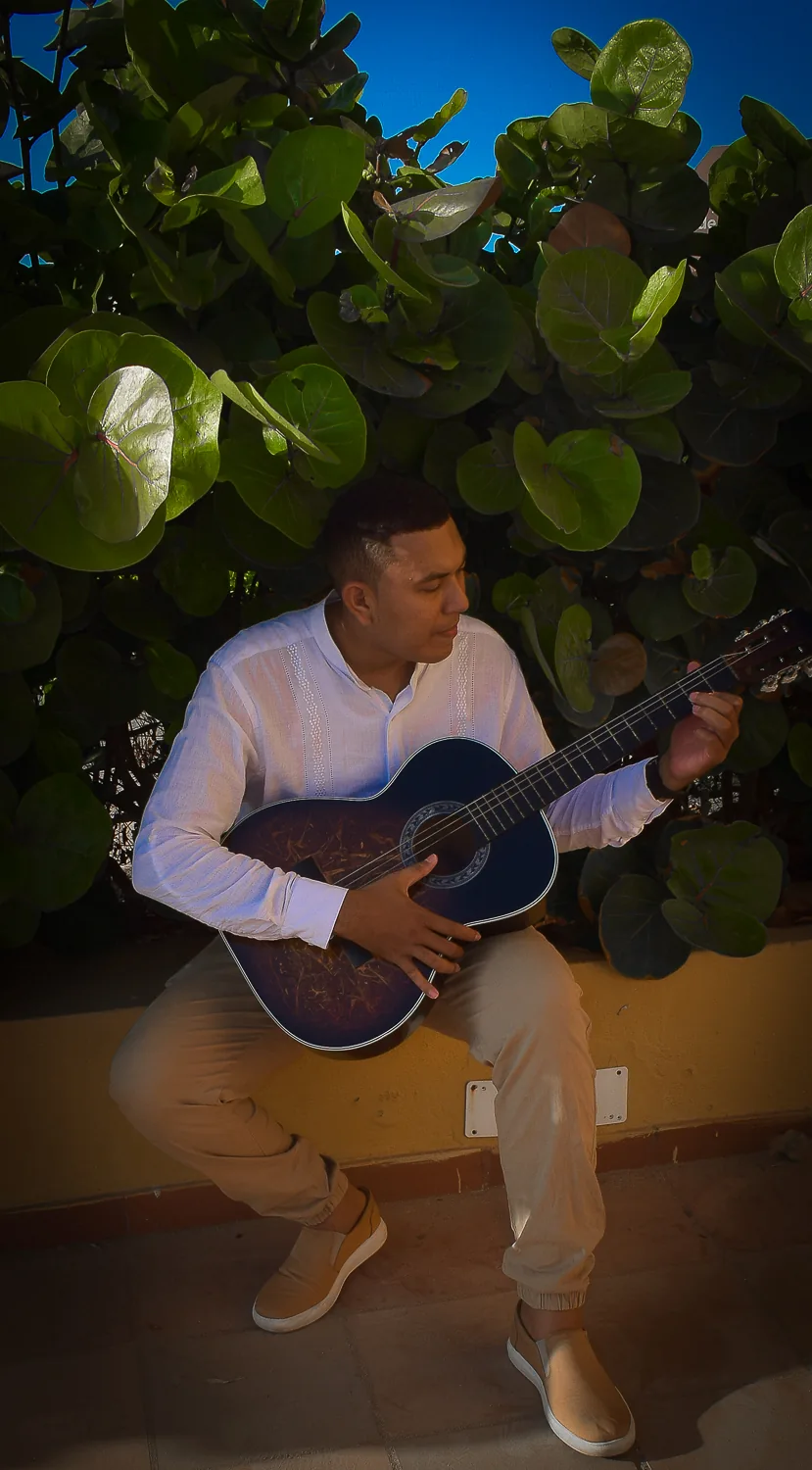 Fotografía original de Carlos Andrés tocando guitarra