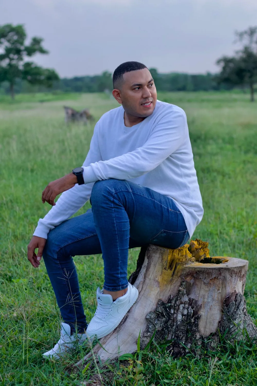 Fotografía original de Carlos Andrés sentado al aire libre
